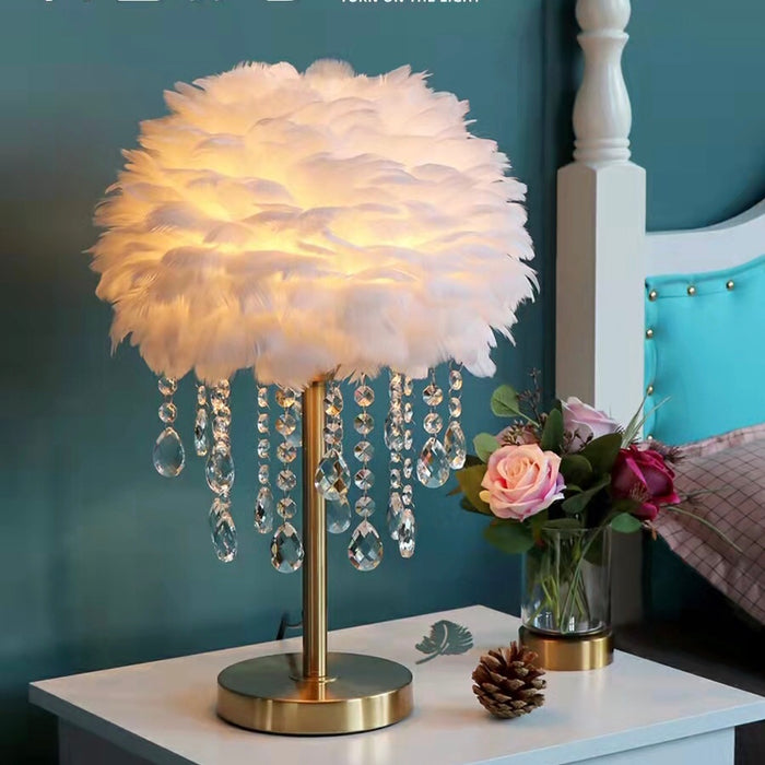 Elegante lampada da tavolo in piuma Lampada da comodino creativa Camera da letto romantica Lampada da notte in cristallo