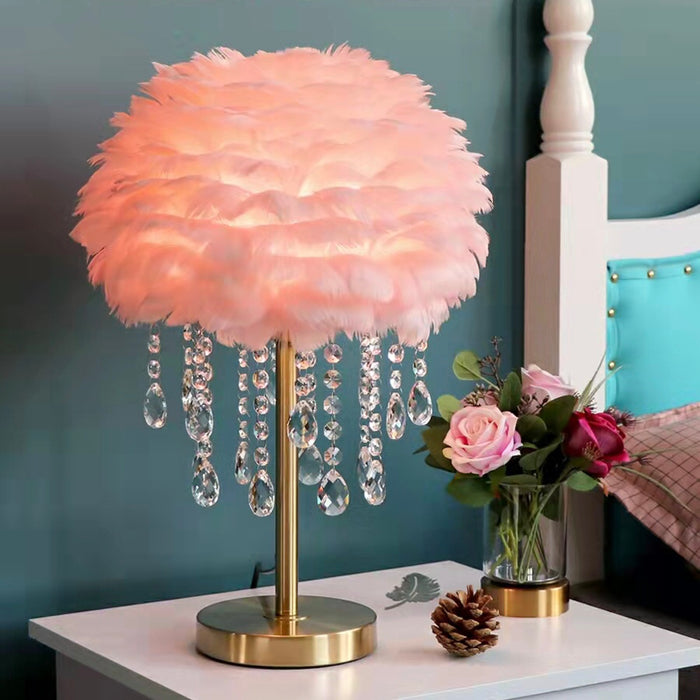 Elegante lampada da tavolo in piuma Lampada da comodino creativa Camera da letto romantica Lampada da notte in cristallo