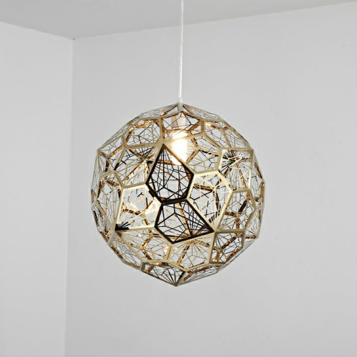 Elegante lampada a sospensione geometrica strutturata a 1 luce di design italiano con lampadine. Plafoniera a forma di sfera diamantata con finitura oro