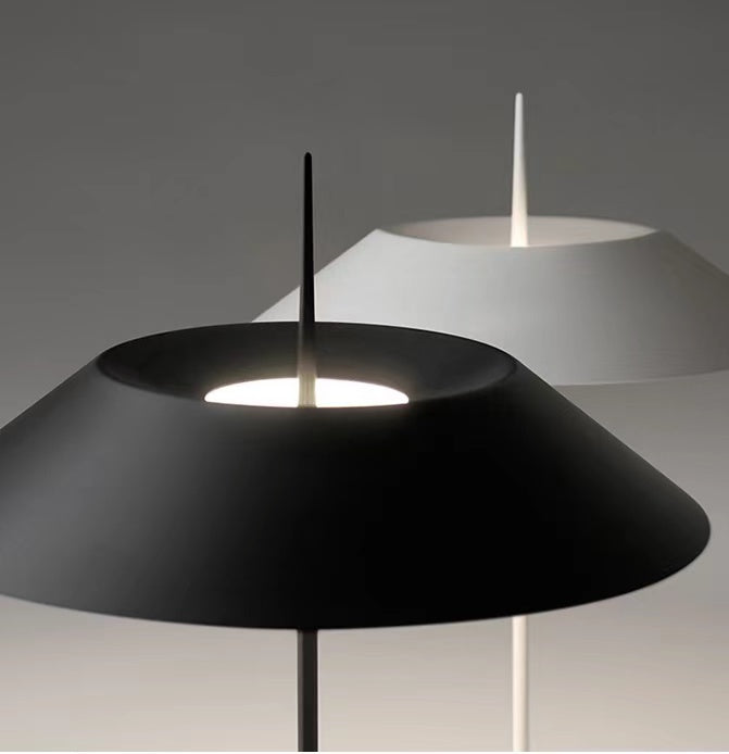 Lampada da scrivania a ombrello in ottone naturale del designer spagnolo Lampade da tavolo per soggiorno o camera da letto 