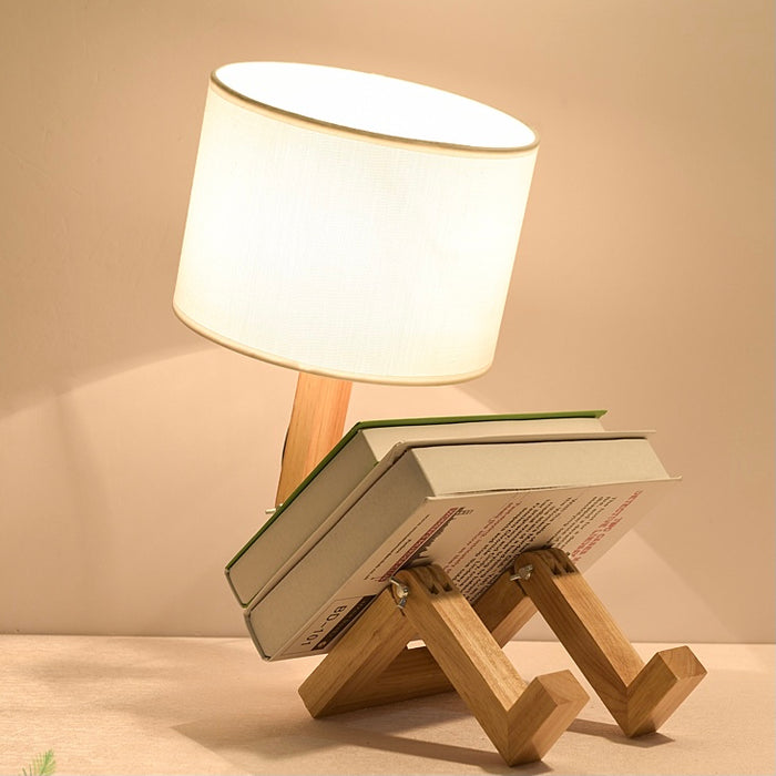 Illuminazione notturna con paralume impero in tessuto, una lampada da tavolo in legno chiaro per camera da letto 