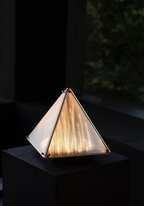 Lampada da tavolo unica in vetro piramidale triangolare modello Art di design per comodino/tavolino