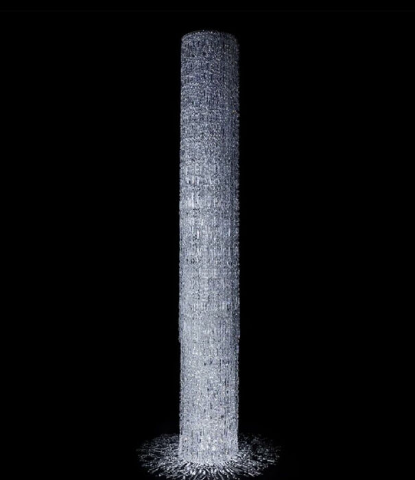Lampadario a cascata con colonna lunga da soffitto in cristallo argentato di design artistico di grandi dimensioni