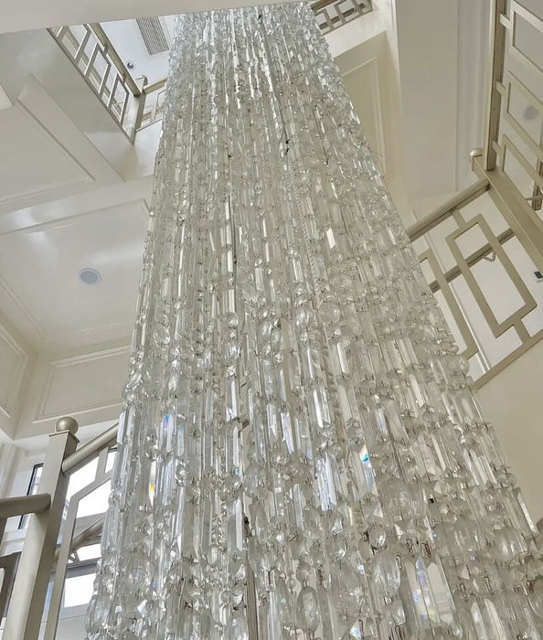 Lampadario a cascata con colonna lunga da soffitto in cristallo argentato di design artistico di grandi dimensioni