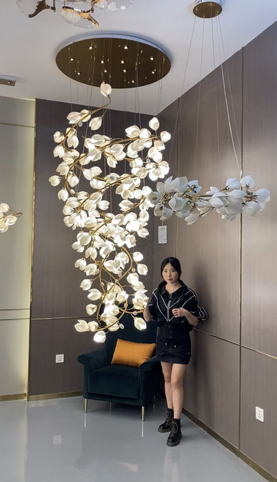2023 Nuova spirale creativa Lampadario di magnolia bianco puro con rami dorati per scala / Spazio dal soffitto alto / Foyer / Duplex