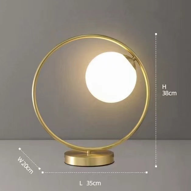 Luz nocturna minimalista de metal con una sola lámpara y pantalla de cristal blanco esférico 